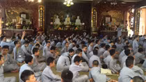 Trẻ nghỉ hè "đi tu" để học làm người