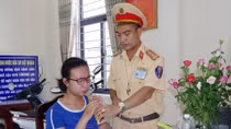 CSGT giúp người đi lạc về với gia đình