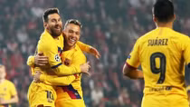 Chỉ với một pha lập công, Messi khiến Ronaldo tiếp tục "hít khói"