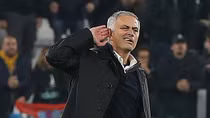 Mourinho chọc tức CĐV Juventus với kiểu ăn mừng lạ đời
