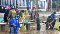 Tuổi trẻ Công an huyện Quan Sơn, Thanh Hóa giúp đồng bào vùng cao làm vệ sinh môi trường