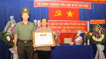 Trao bằng Tổ quốc ghi công cho thân nhân gia đình liệt sỹ Tô Trí Thức