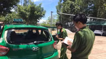 Truy đuổi, dùng súng hoa cải bắn bị thương 3 người trên xe taxi