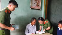 Đến từng buôn, làng cấp đổi chứng minh nhân dân cho người dân