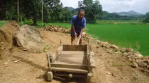 Lão nông khiếm thị một mình làm đường cho học sinh