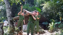 Ấm tình quân dân trong mưa lũ