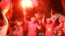 Cổ động viên đốt pháo sáng ngoài sân Mỹ Đình