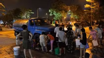 Nước sạch cấp cho dân HH1C Linh Đàm tanh, đục do xe chở chưa bảo đảm vệ sinh