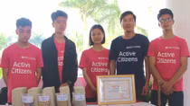 Nhóm học sinh lớp 11 chế tạo gạch xây dựng từ nhựa thải