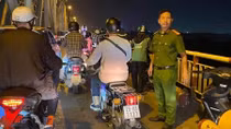Say rượu nhảy cầu Chương Dương, thoát chết nhờ bãi lau sậy