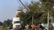 Container lùi thiếu quan sát đâm 2 chị em tử vong