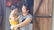 Xót xa bé gái sinh ra đã bị gọi là "con ma"