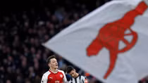  Siêu phẩm của Ozil đưa Arsenal trở lại top 4