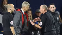 "Vạ miệng" Wenger bị nộp phạt và truất quyền chỉ đạo