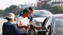 Nhiều người đến cổng VFF để tìm mua vé chợ đen 