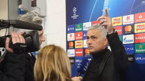 Thầy trò Mourinho lại đến muộn