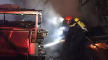 Xưởng tái chế nhựa bất ngờ bốc cháy trong đêm