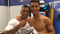 Ronaldo tặng “giày bạc” cho Nani
