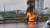 Xe máy SH cháy trên cầu Nhật Tân