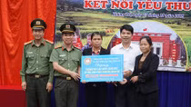Chia sẻ khó khăn với trẻ em vùng cao