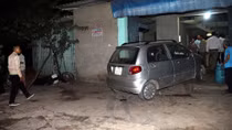Ma men lái ôtô tông vào nhà dân