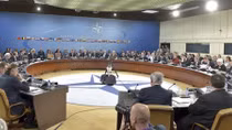 NATO bàn cách cải thiện quan hệ với Nga