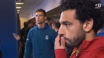 Ronaldo ném ánh mắt "ác quỷ" vào Mohamed Salah trước trận chung kết