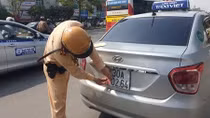 Xử lý tài xế taxi che biển số né phạt nguội