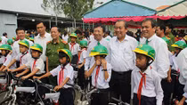 Học viên CSND tặng xe đạp cho học sinh nghèo hiếu học