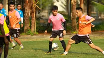 Quang Hải, Văn Quyết và đồng đội "đá ma" dưới trời nắng lửa 