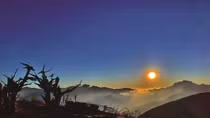 Phía sau những đỉnh trời