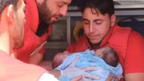 Nhói lòng cặp song sinh dính liền ra đời giữa bom rơi đạn nổ ở Syria