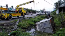 Xe tải tông sập dãy ta-luy rồi lật xuống kênh