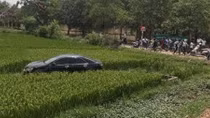 Camry đâm 3 học sinh tử vong rồi bay xuống ruộng