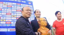 Bất ngờ nhận quà, thầy Park "đáp lễ" tương xứng