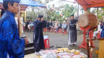 Du khách hào hứng trẩy hội giỗ tổ mộc truyền thống Kim Bồng
