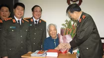 Lãnh đạo Bộ Công an thăm, chúc thọ nguyên Tổng Bí thư Đỗ Mười