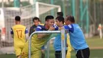 Thầy Park thì thầm với Quế Ngọc Hải rồi "mơ ngủ" bên khung gỗ