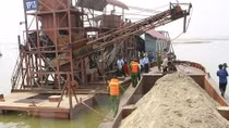 Bắt 2 đối tượng khai thác cát trái phép trên sông Đáy