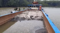 Dùng sà lan cỡ lớn hút cát trái phép trên sông Đồng Nai
