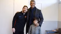 Messi tươi cười khi gặp thầy cũ