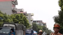 Xử lý vệt dầu loang làm người điều khiển xe mô tô bị đổ ngã, xây xát