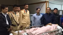 Thăm hỏi động viên Đại úy CSGT bị thương khi làm nhiệm vụ