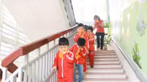 Bé học kỹ năng thoát hiểm khi có hỏa hoạn