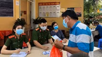 Khi người dân mang vũ khí đến trụ sở đổi… quà