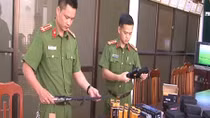 Bắt một vụ vận chuyển số lượng lớn đao kiếm, súng bắn điện