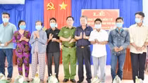Tặng thẻ bảo hiểm y tế cho người dân có hoàn cảnh khó khăn