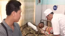 Côn đồ xông vào trụ sở, chém gãy tay Phó công an xã