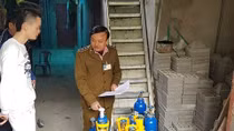 Thu giữ gần 100 bình chứa khí bóng cười