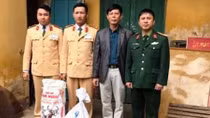 Gặp CSGT bỏ thuốc nổ, kíp nổ thoát thân